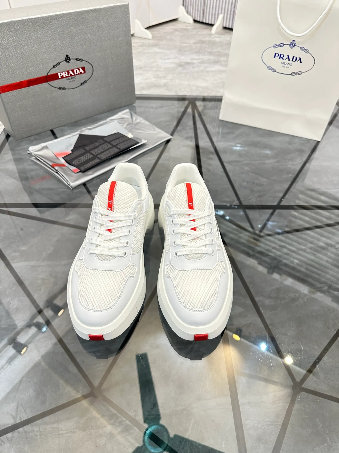Men's shoes: 💰P620¥ High-end top quality Product trademark: Prada *"Prada*" low-top casual shoes Regular size: 38-45 (can be customized to 46) Product materials: imported first-layer cowhide leather on the upper spliced ​​with original fabric, breathable lining, cowhide foot pads, original ultra-light foam outsole. No.: 001